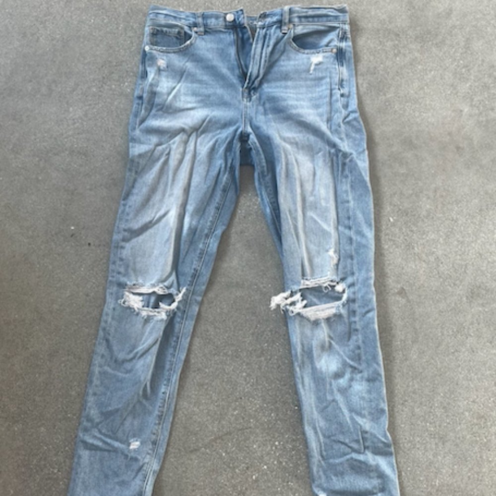 American Eagle High Rise Mom Jean